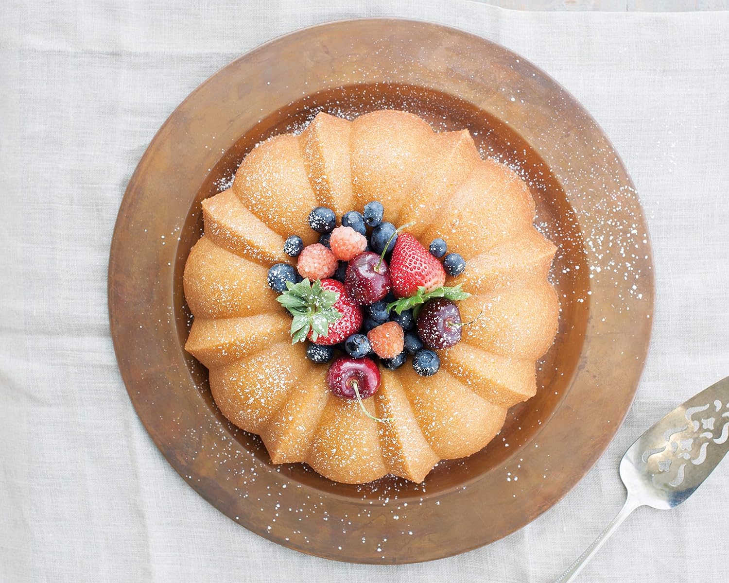 Nordic Ware Cake Keeper and Pro Cast Bundt Pan Bundle F387945