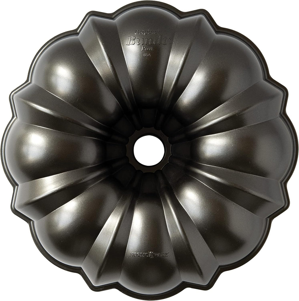 Nordic Ware Cake Keeper and Pro Cast Bundt Pan Bundle F387945