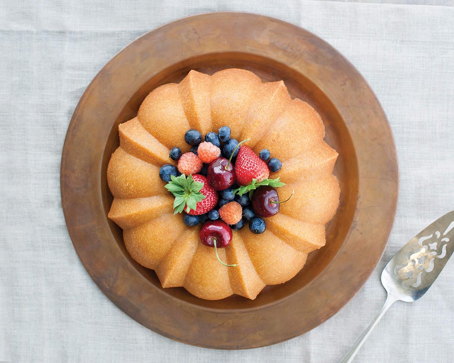 Nordic Ware Cake Keeper and Pro Cast Bundt Pan Bundle F387945